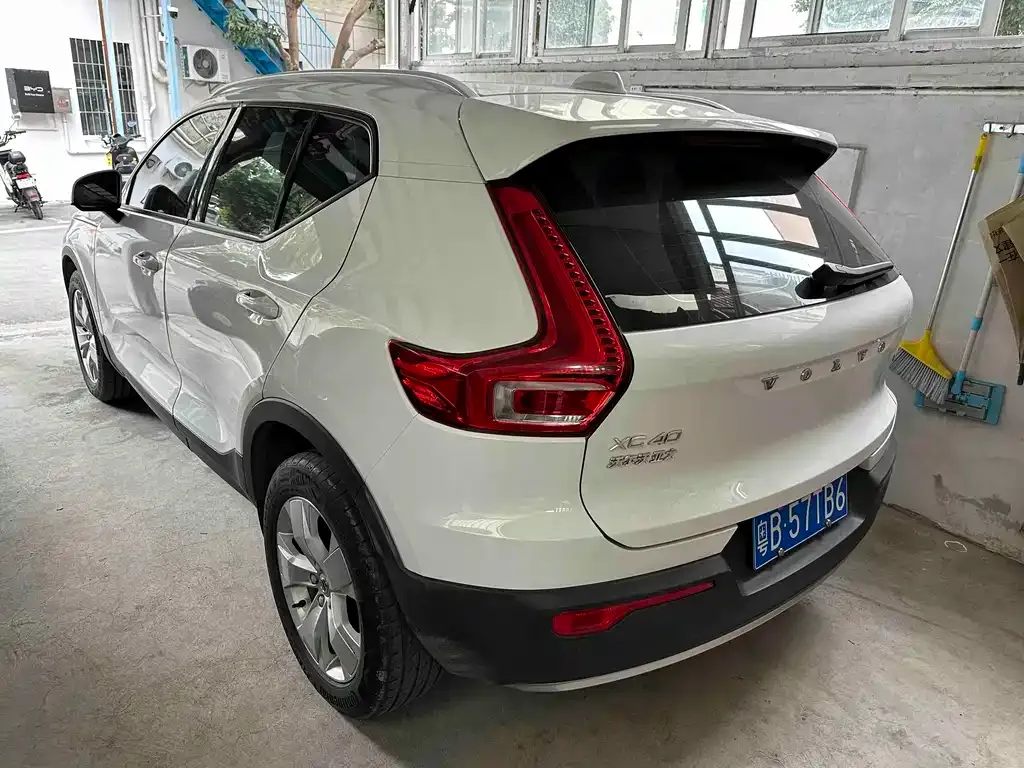 Volvo XC40 — фото 3