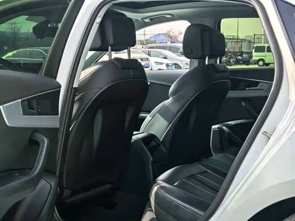 Audi A4L 2022 из CN, фото 5