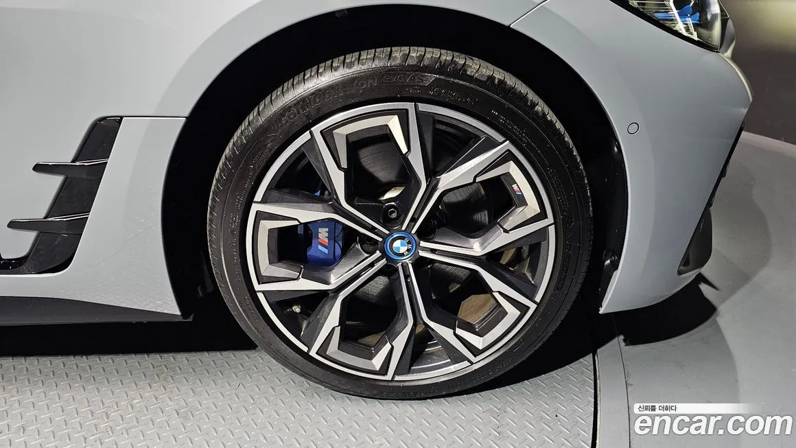 BMW i4 — фото 6