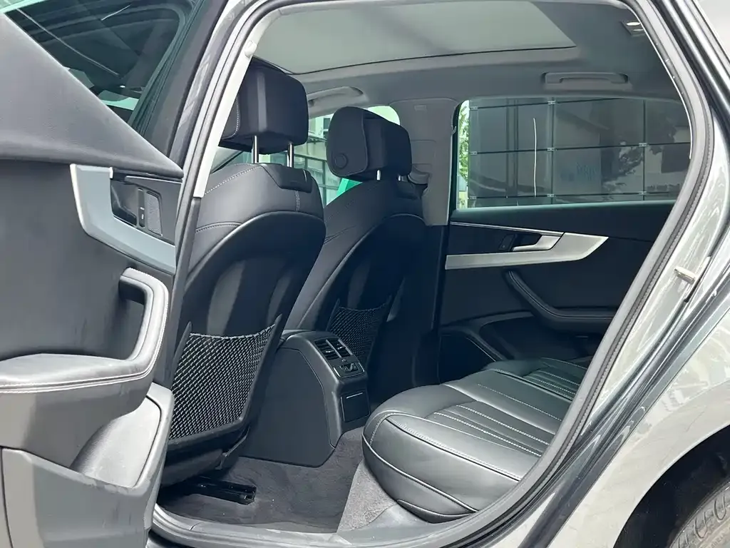 Audi A4L 2022 из CN, фото 6