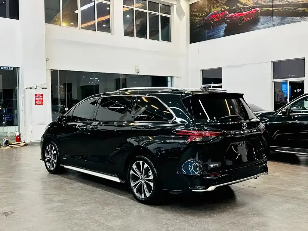 Toyota Granvia 2023 из CN, фото 2