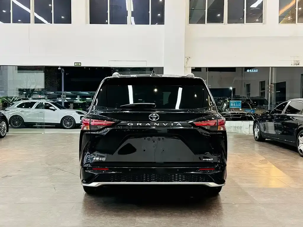 Toyota Granvia 2023 из CN, фото 9