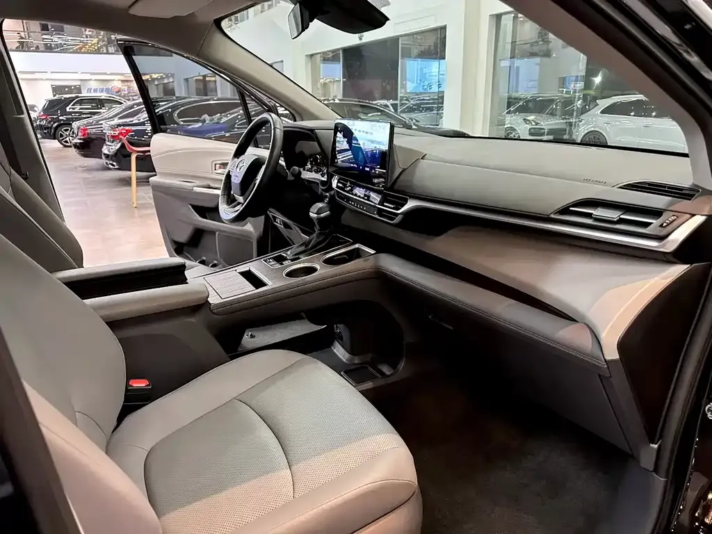Toyota Granvia 2023 из CN, фото 7