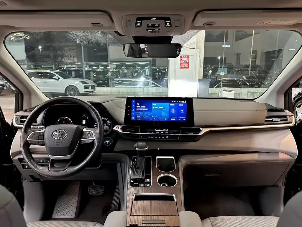 Toyota Granvia 2023 из CN, фото 3