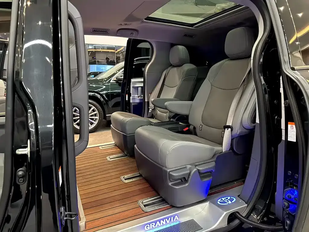 Toyota Granvia 2023 из CN, фото 4