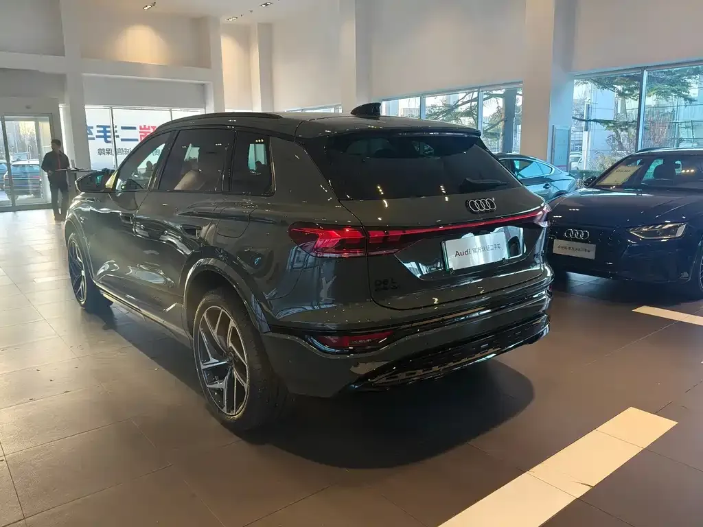 Audi Q6L e-tron — фото 2