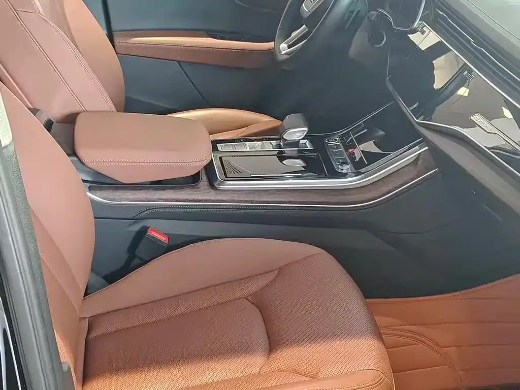 Audi Q7 2024 из CN, фото 2