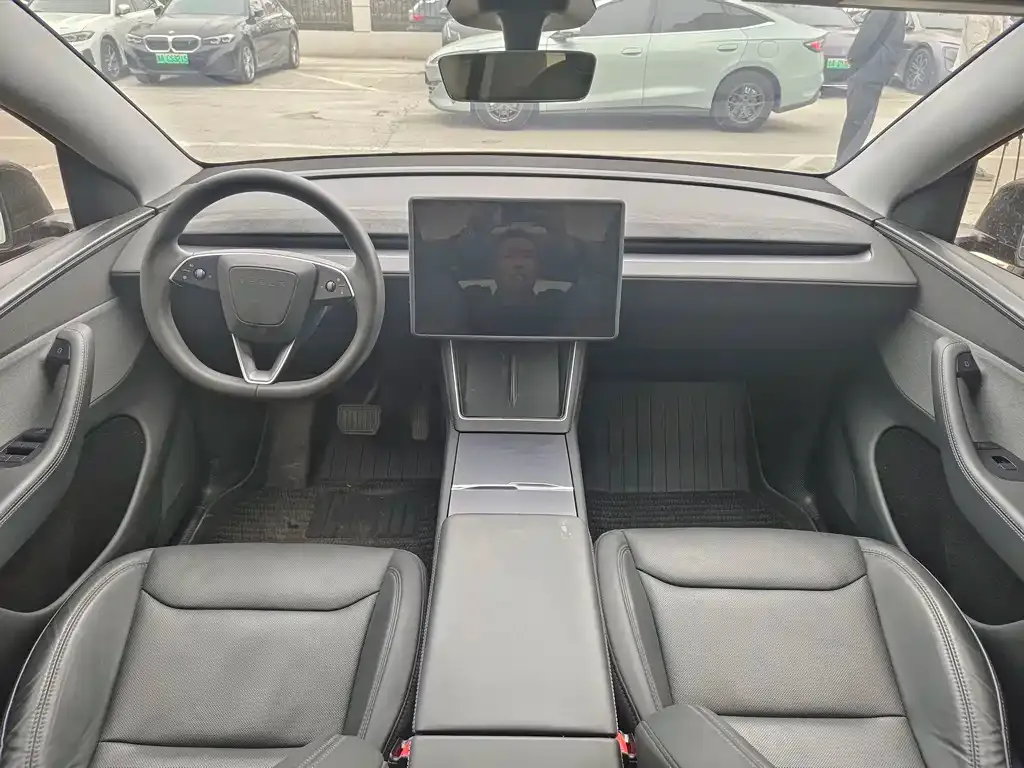 Tesla Model Y — фото 10