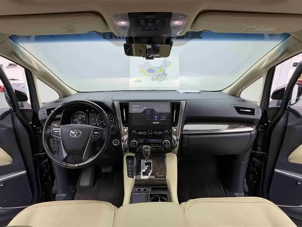 Toyota Alphard — фото 9