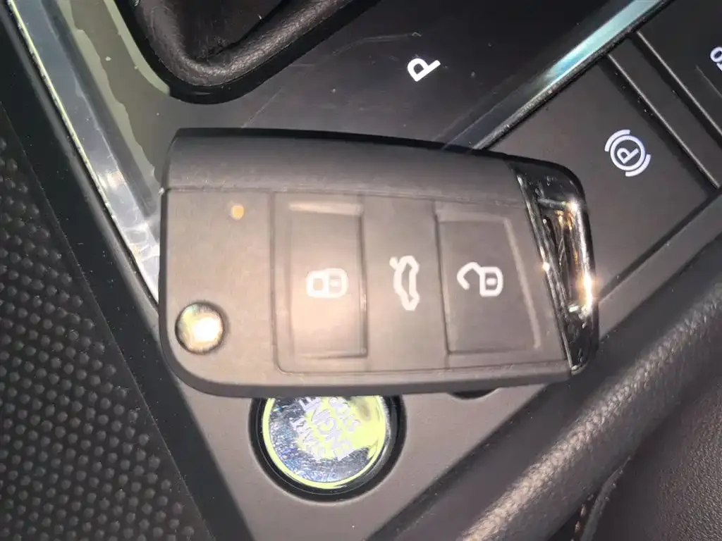 Volkswagen Bora 2024 из CN, фото 9