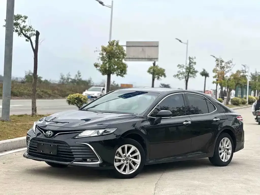 Toyota Camry — фото 1