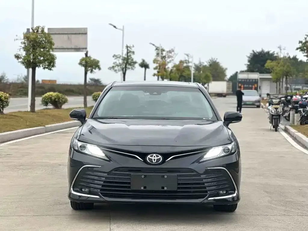 Toyota Camry — фото 2