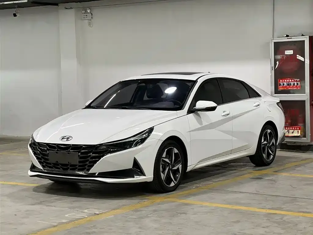 Hyundai Elantra — фото 1