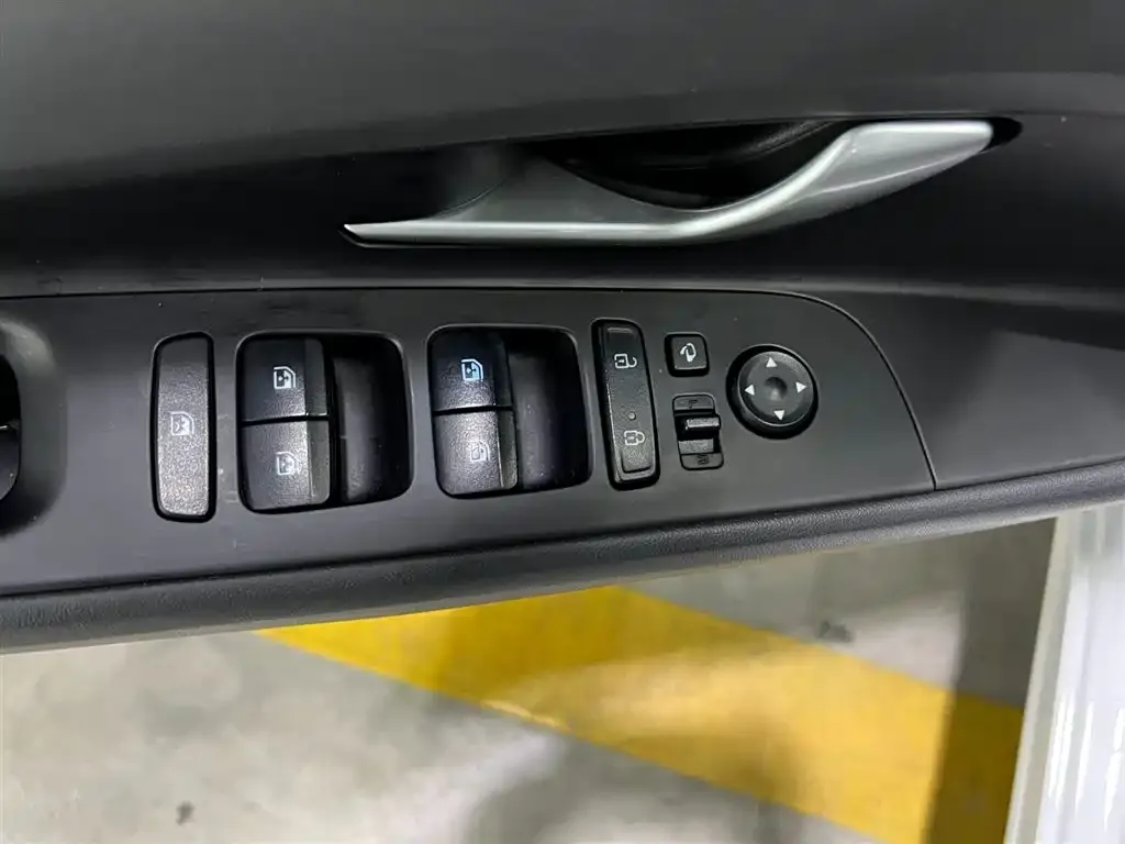 Hyundai Elantra — фото 3