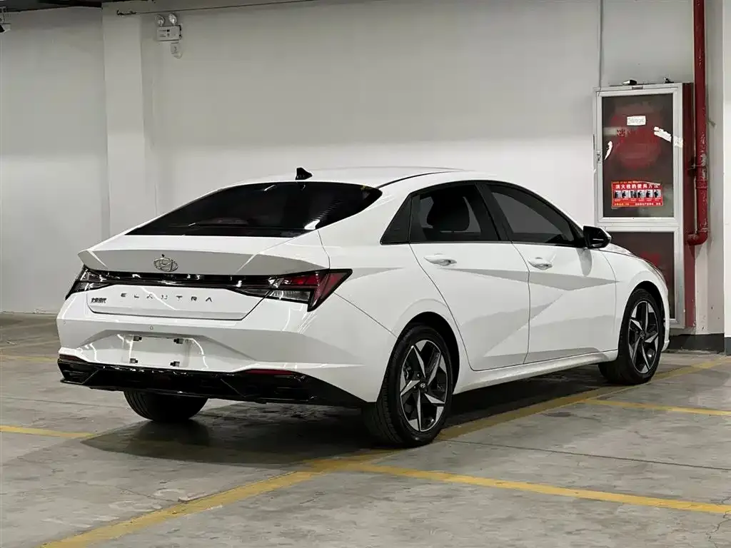 Hyundai Elantra — фото 7