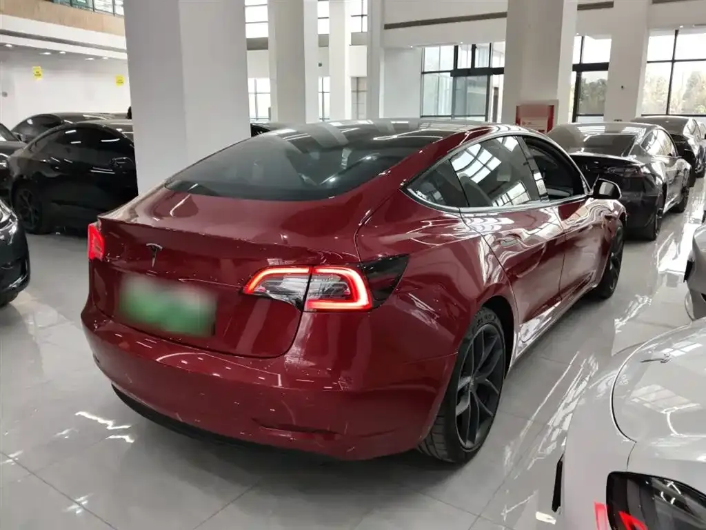 Tesla Model 3 — фото 4