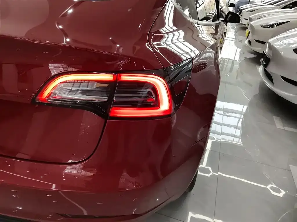 Tesla Model 3 — фото 5