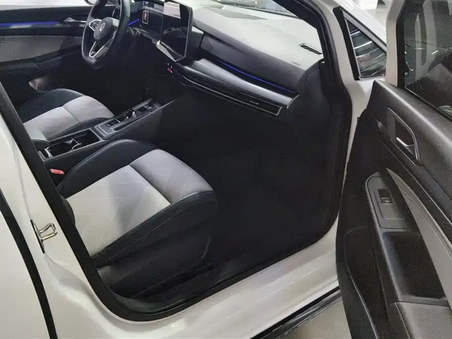Volkswagen Golf 2024 из CN, фото 4