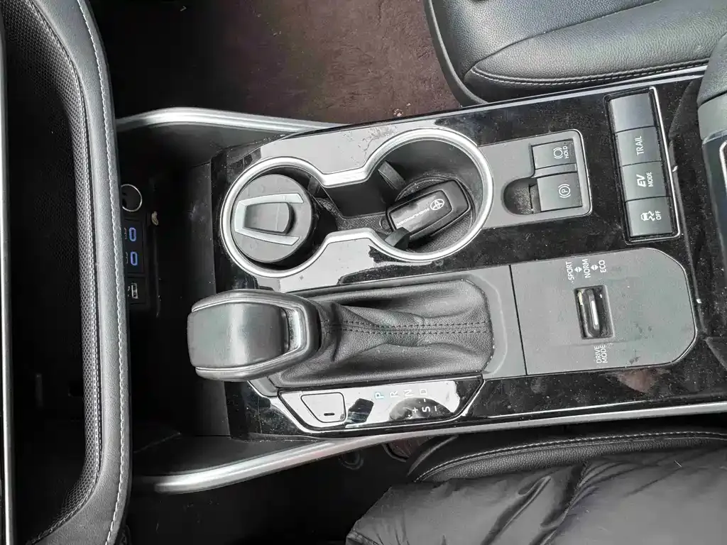 Toyota Highlander — фото 10
