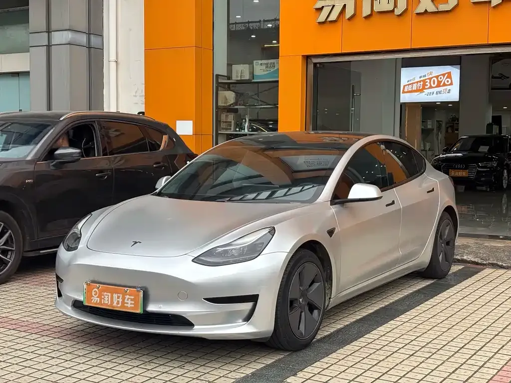 Tesla Model 3 — фото 1