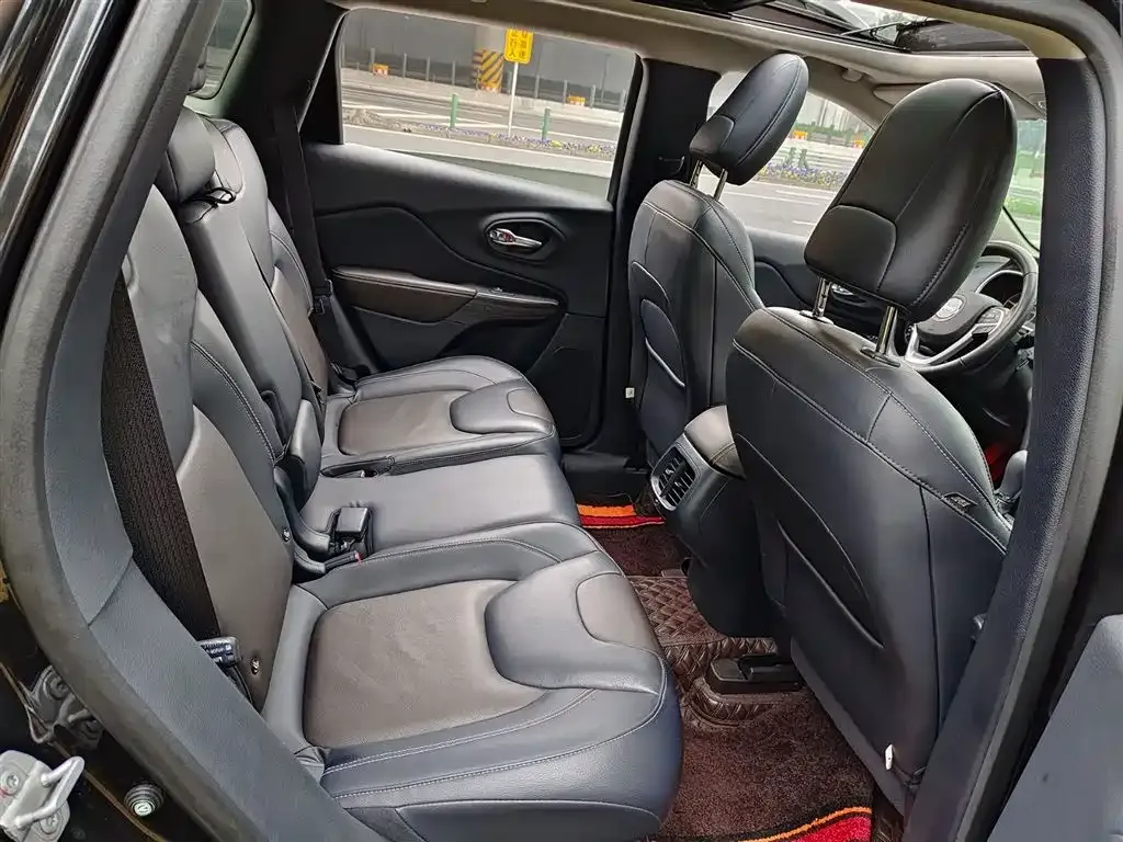 Jeep Cherokee 2021 из CN, фото 10