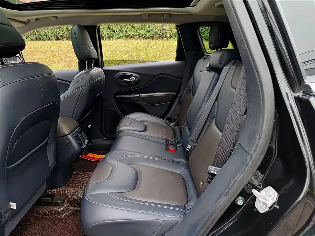 Jeep Cherokee 2021 из CN, фото 8