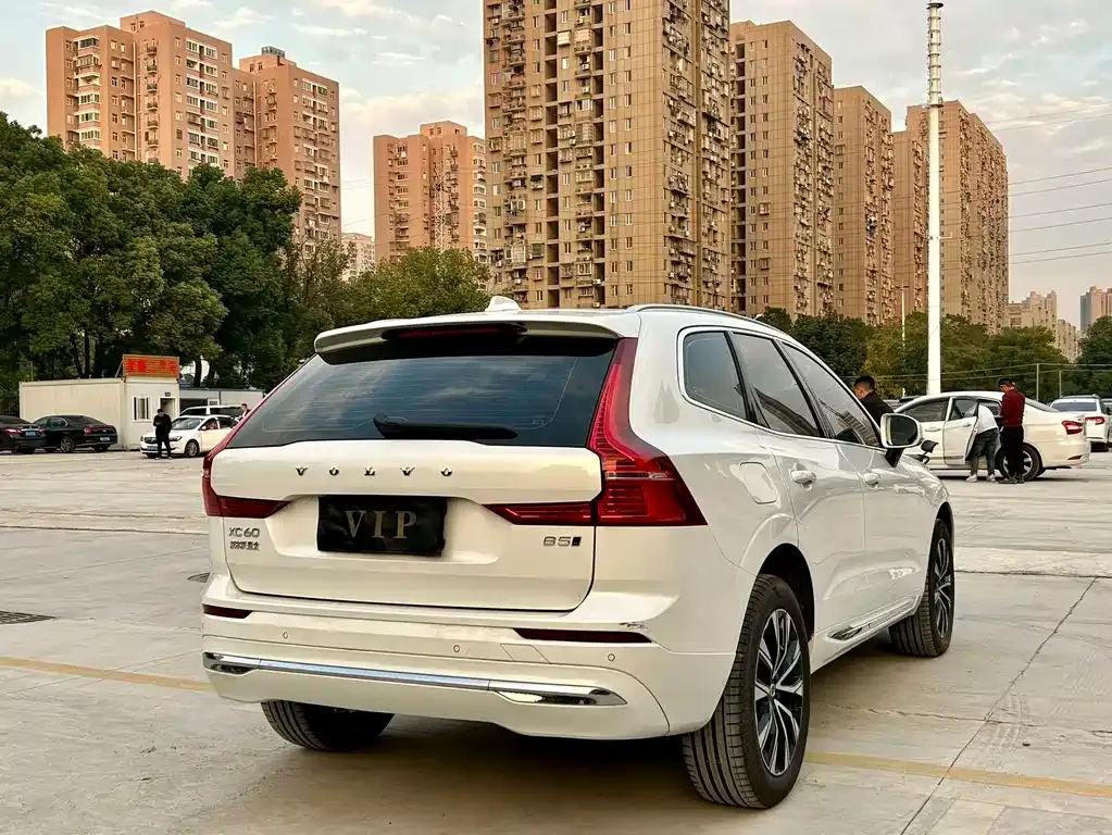 Volvo XC60 — фото 8