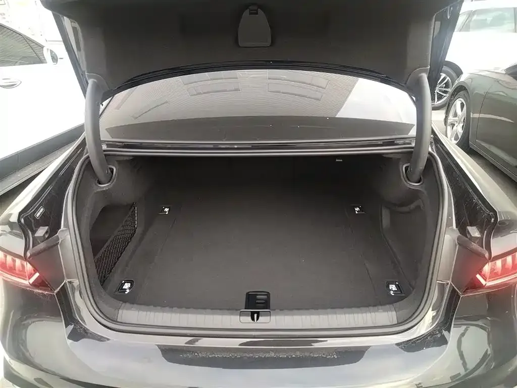 Audi A7L 2024 из CN, фото 9