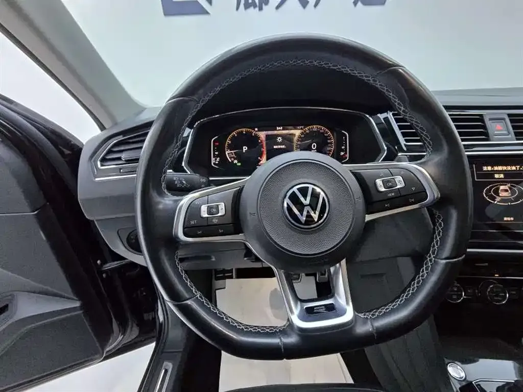 Volkswagen Tiguan L — фото 7
