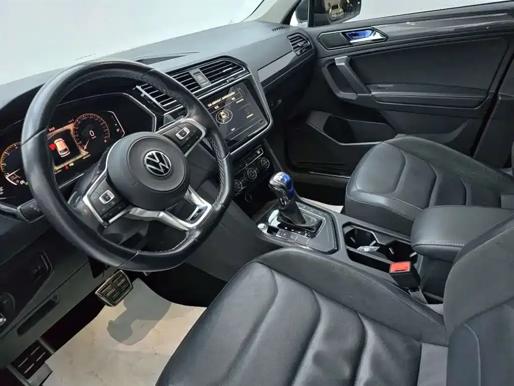 Volkswagen Tiguan L — фото 8