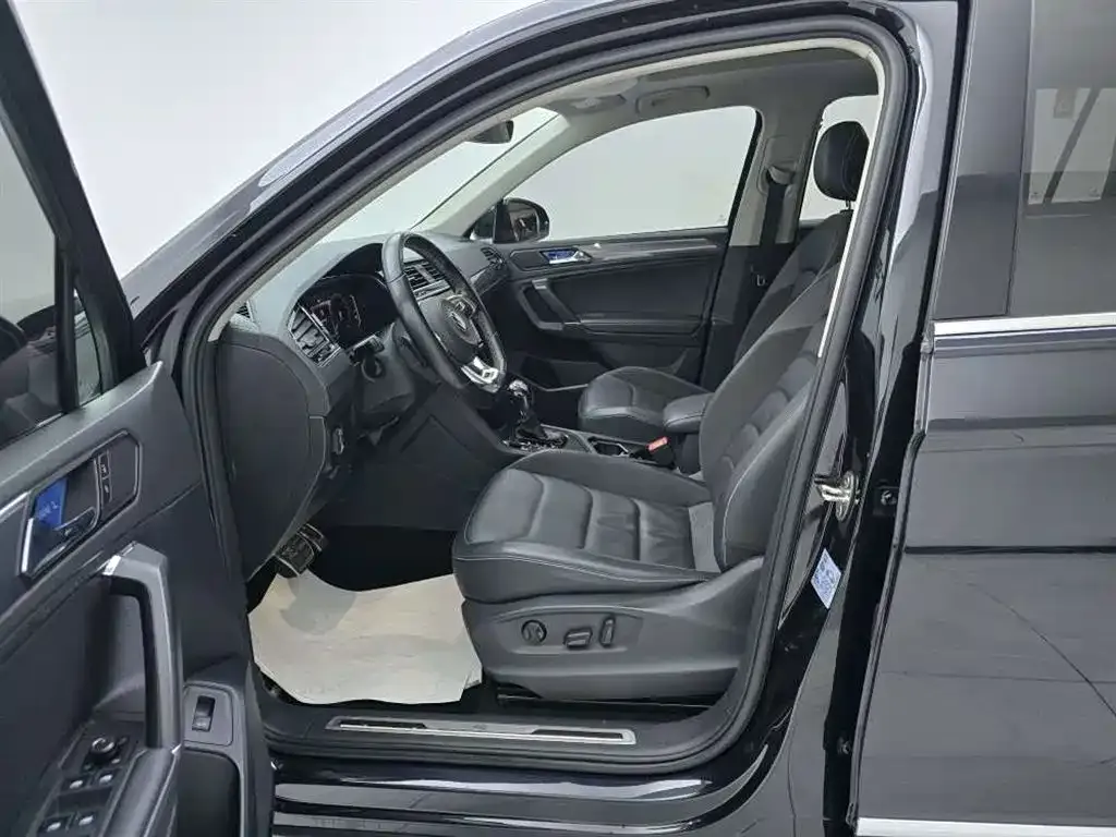 Volkswagen Tiguan L — фото 9
