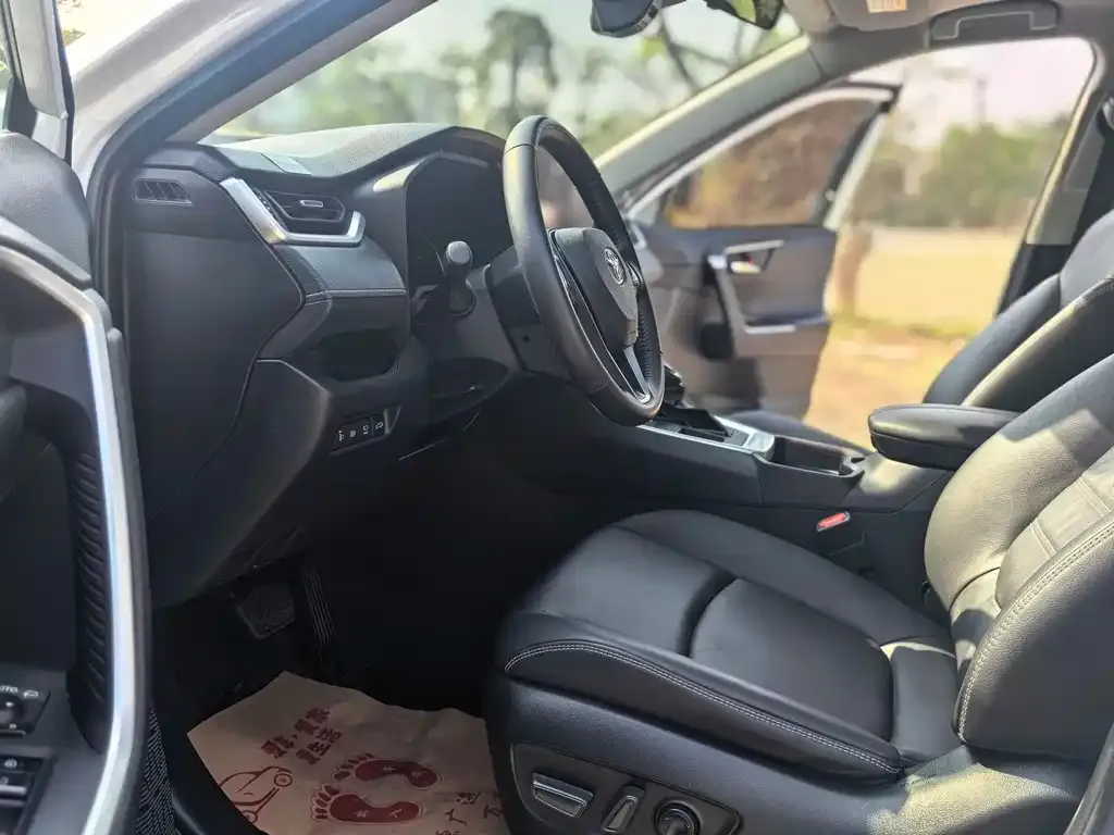 Toyota RAV4 2023 из CN, фото 8