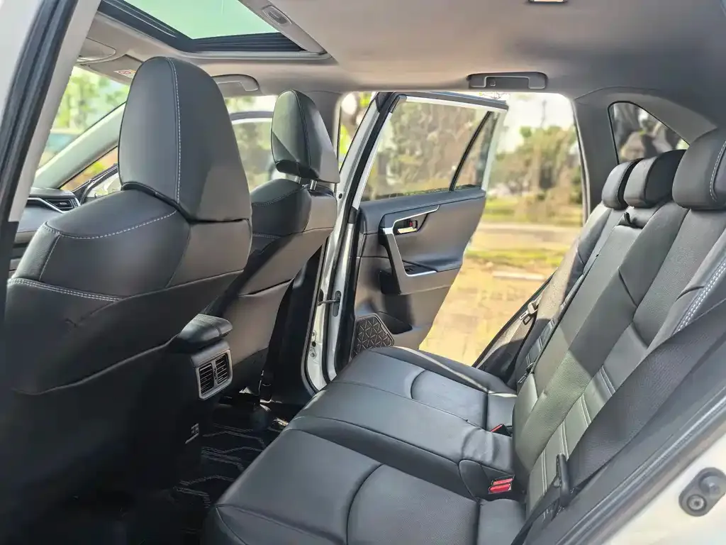 Toyota RAV4 2023 из CN, фото 9