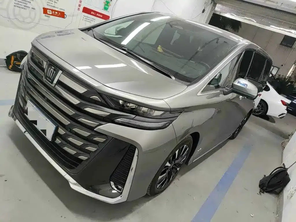 Toyota Vellfire — фото 1