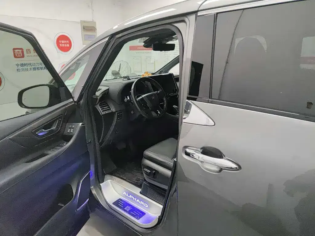 Toyota Vellfire — фото 2