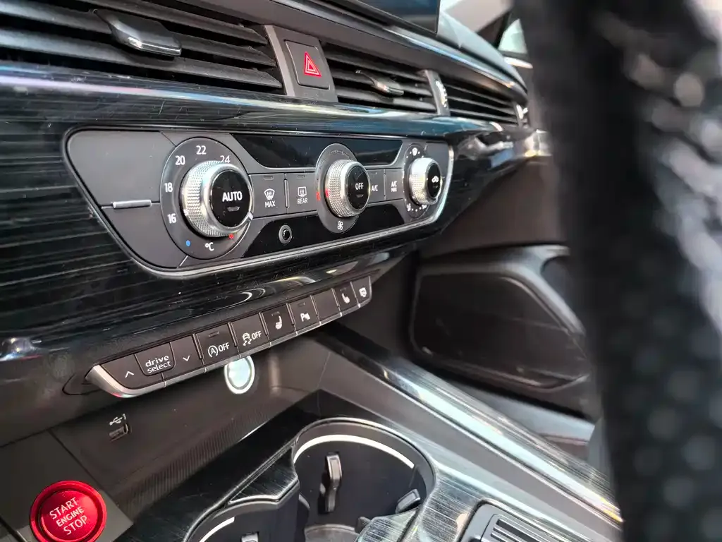 Audi A4L 2021 из CN, фото 4