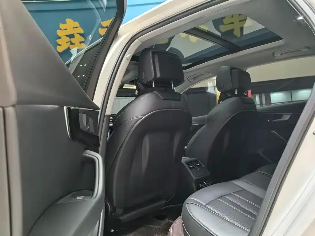 Audi A4L 2021 из CN, фото 2