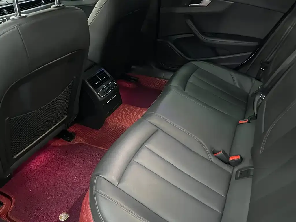 Audi A4L 2022 из CN, фото 3