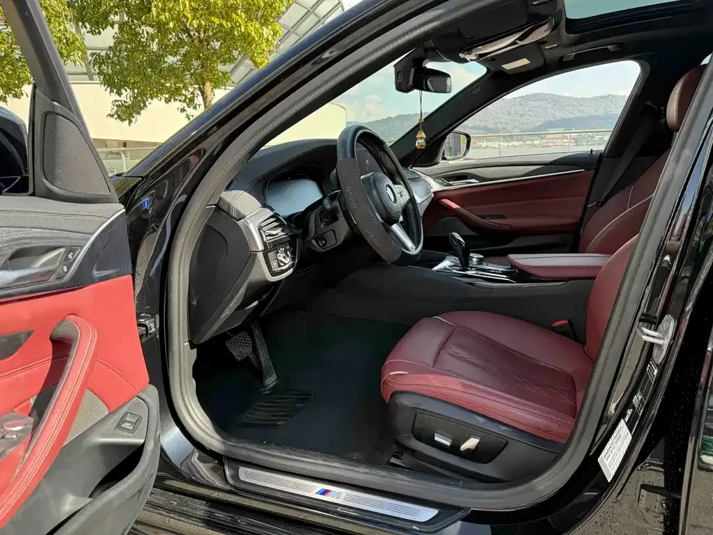 BMW 5 Series 2023 из CN, фото 7