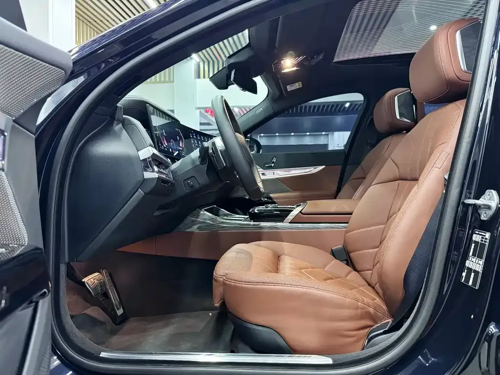 BMW 7 Series 2024 из CN, фото 9