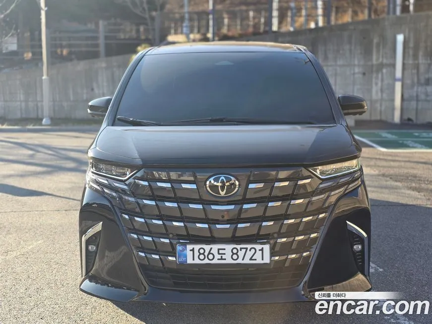 Toyota Alphard — фото 1