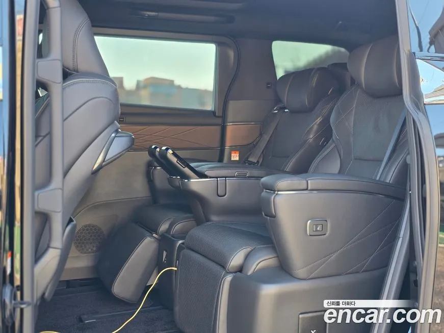 Toyota Alphard — фото 9