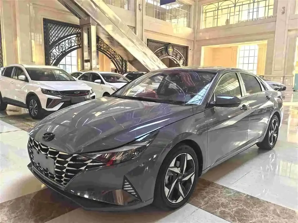 Hyundai Elantra — фото 1