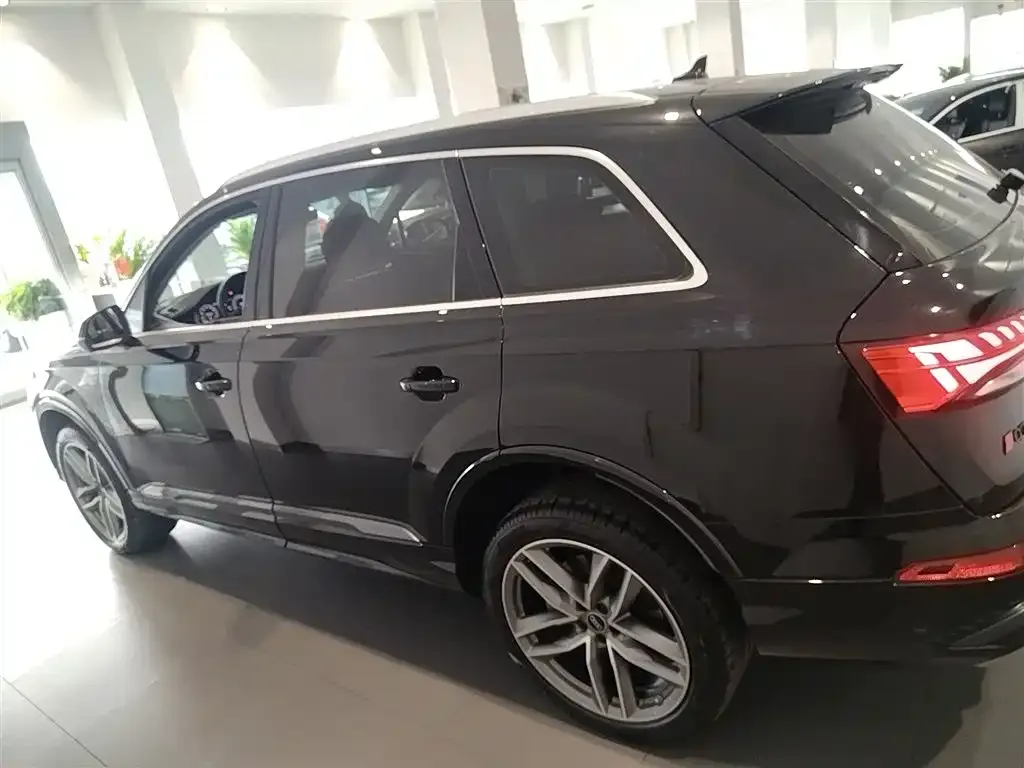 Audi Q7 2024 из CN, фото 2