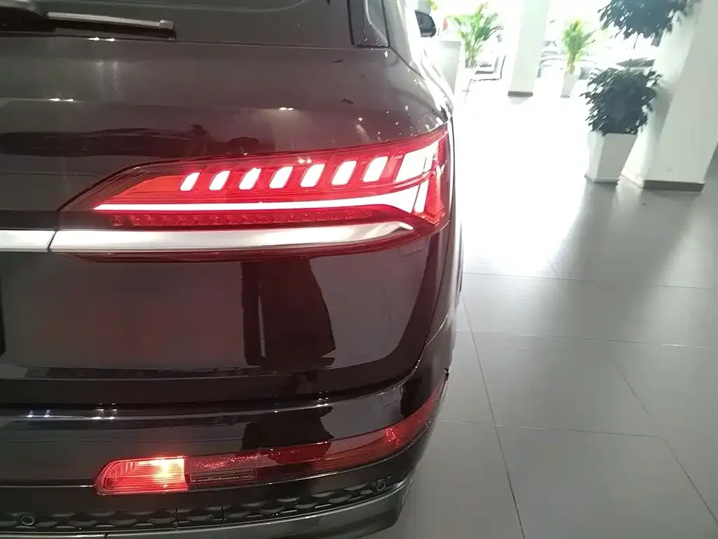 Audi Q7 2024 из CN, фото 3