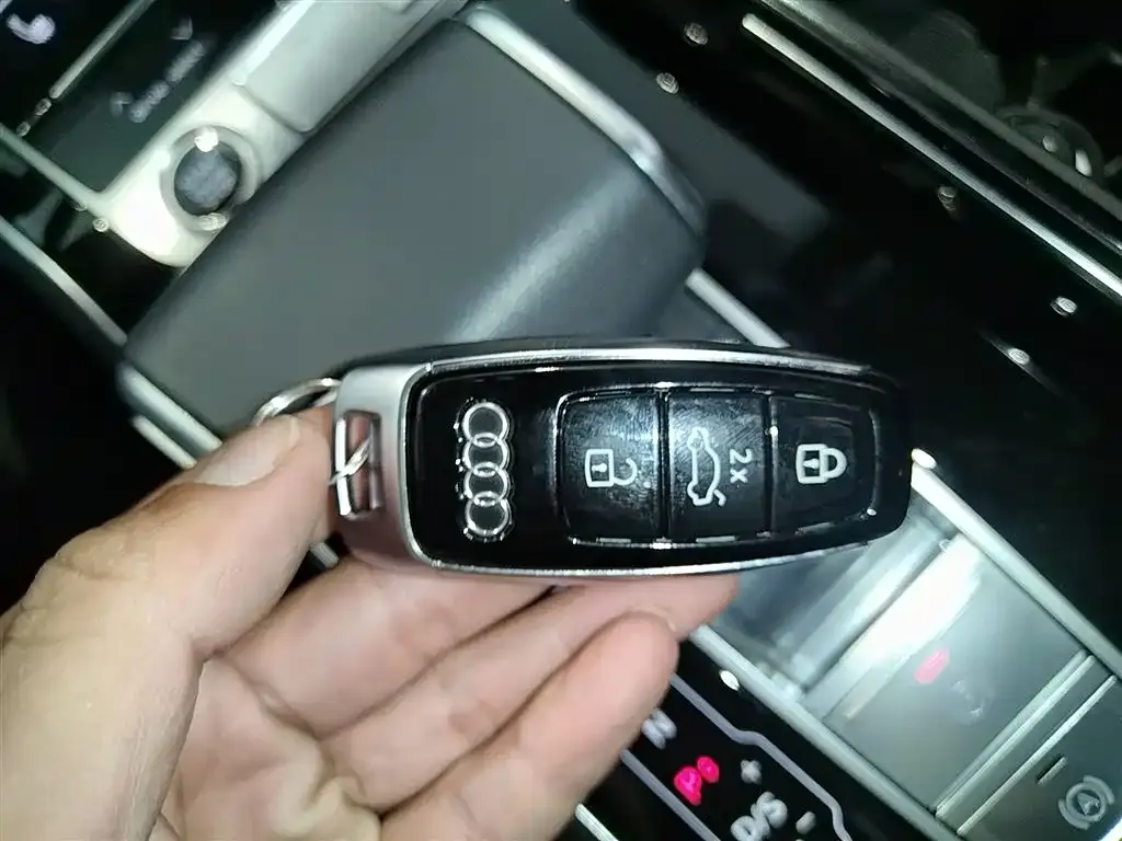 Audi Q7 2024 из CN, фото 4