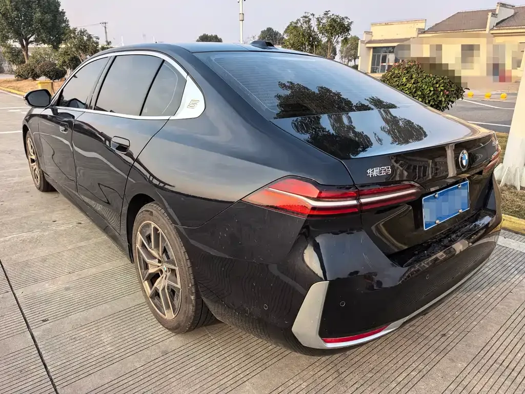 BMW 5 Series 2025 из CN, фото 6