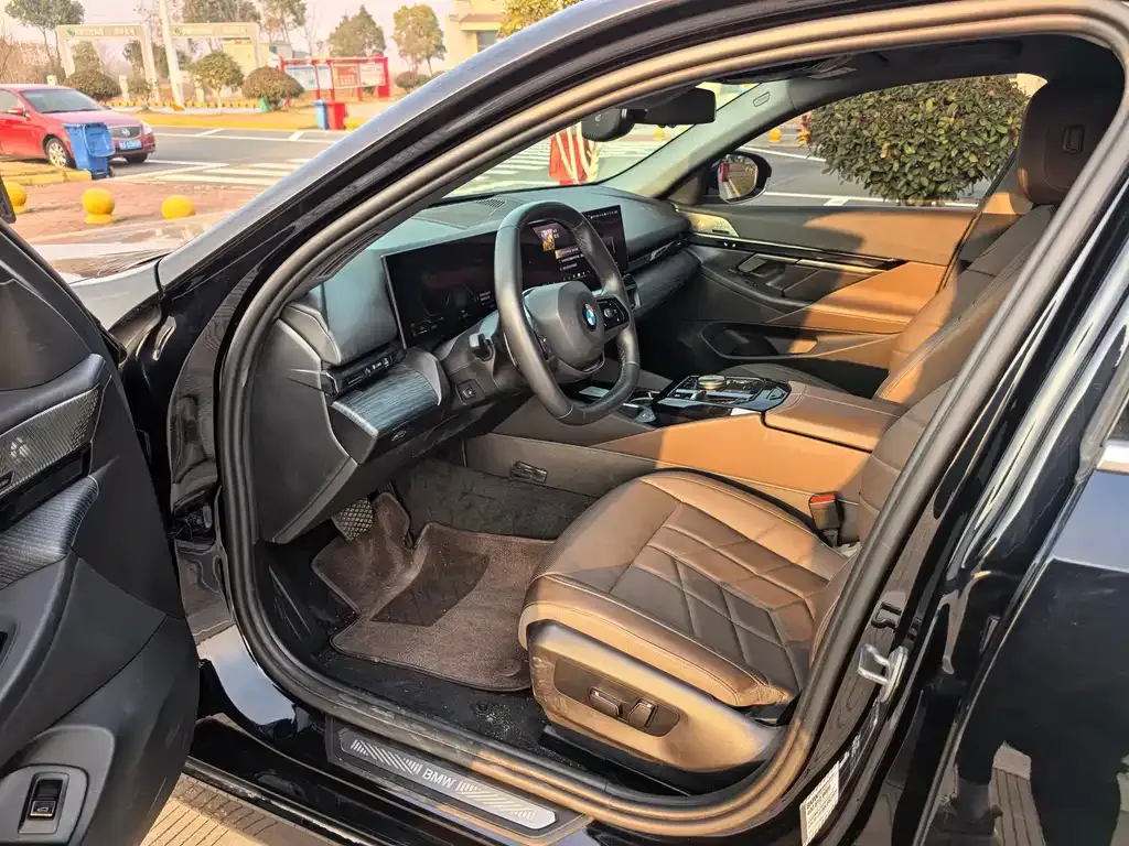 BMW 5 Series 2025 из CN, фото 3