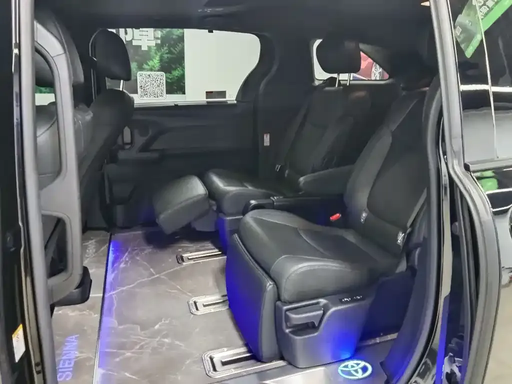 Toyota Sienna 2023 из CN, фото 2