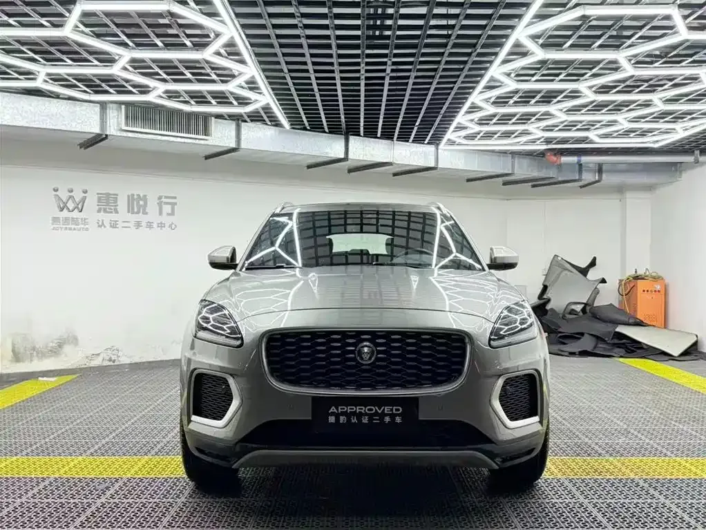 Jaguar E-PACE — фото 10